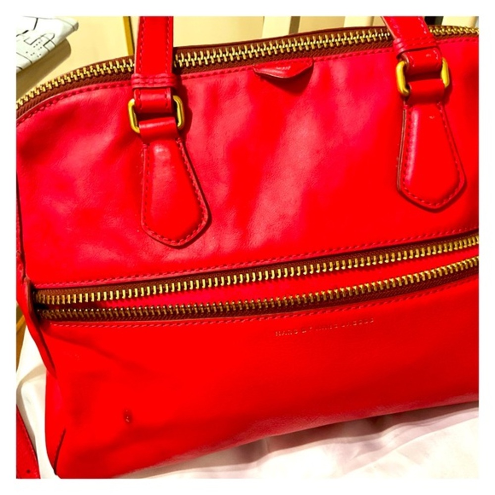Marc Jacobs Globetrotter Baghand color is Rock Lobster according to the tag